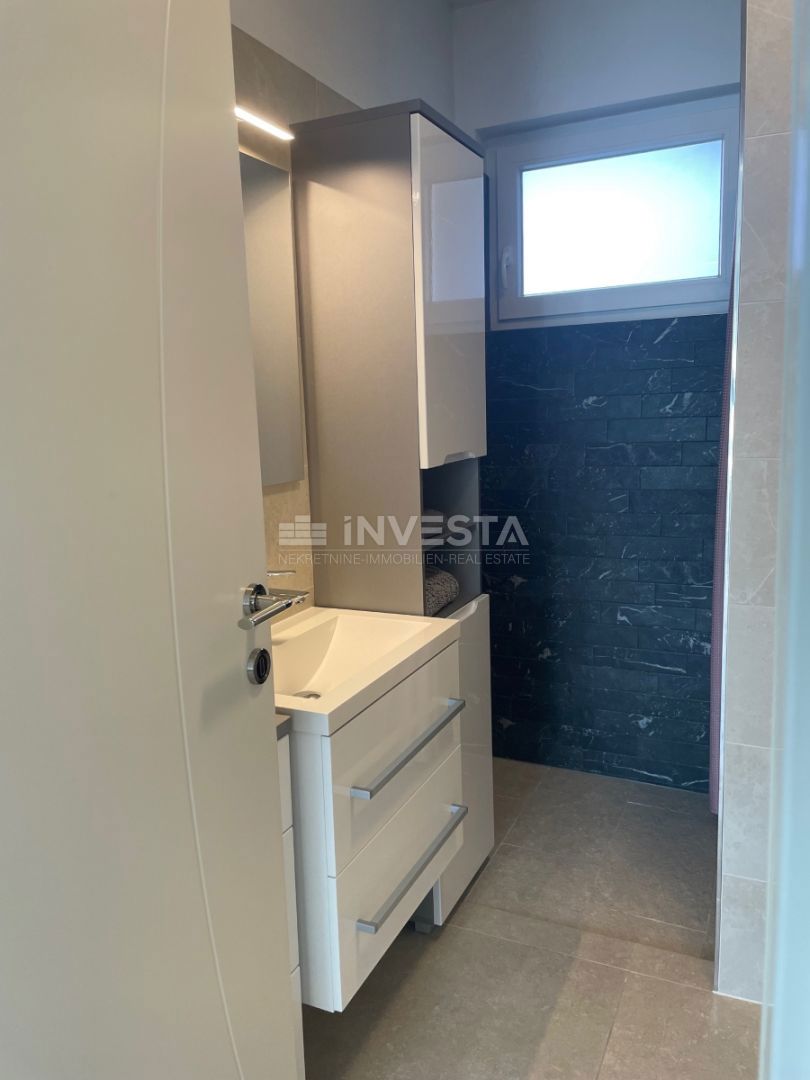 Centro di Pula, appartamento nuovo al primo piano, grande cortile con casetta e garage