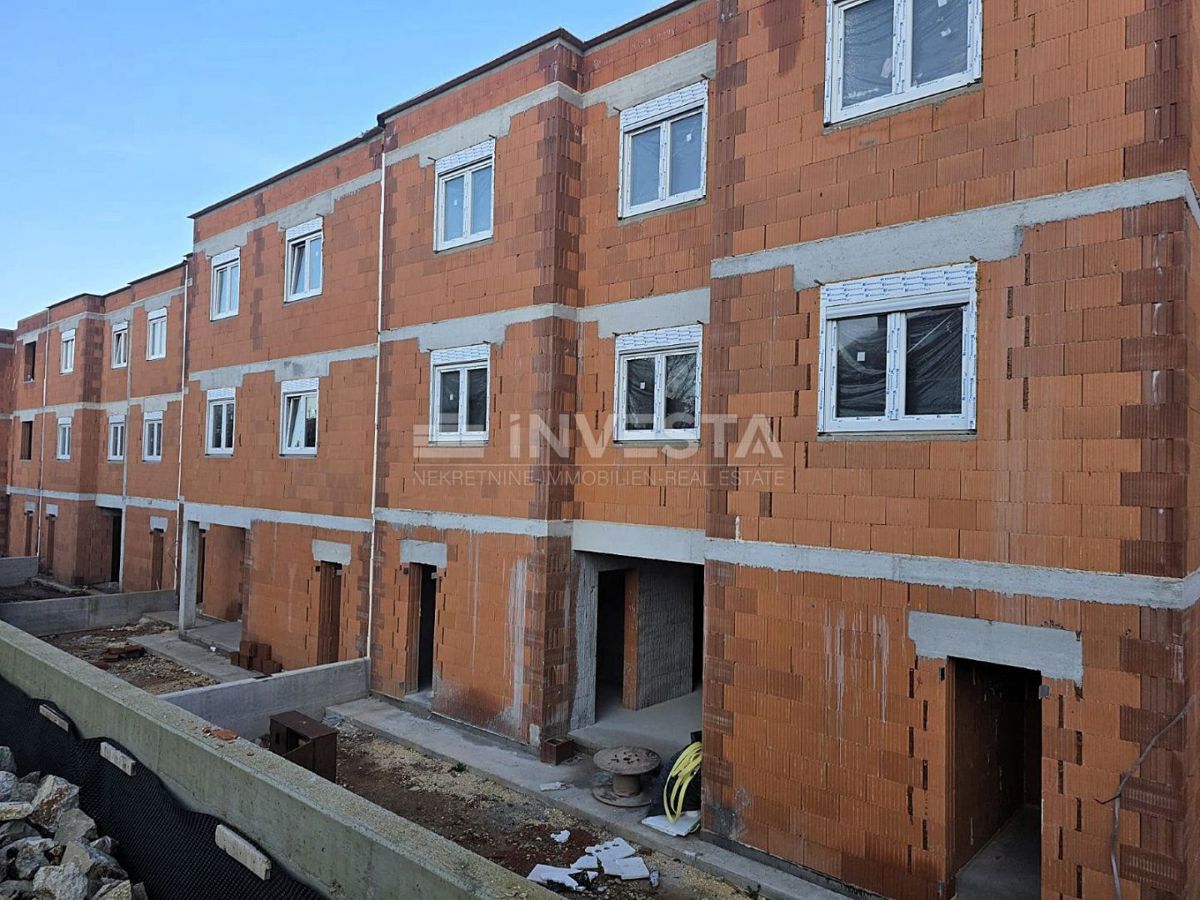 Siana – appartamento in costruzione, 2 camere da letto, terrazza e posto auto privato in garage