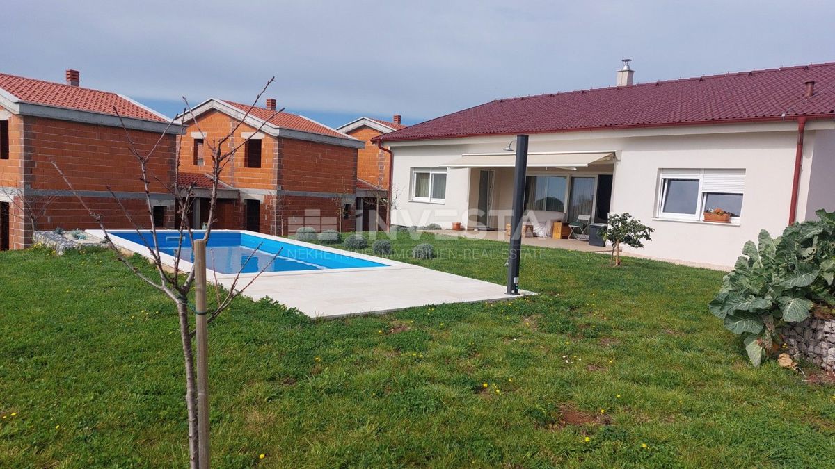 Casa intelligente con piscina