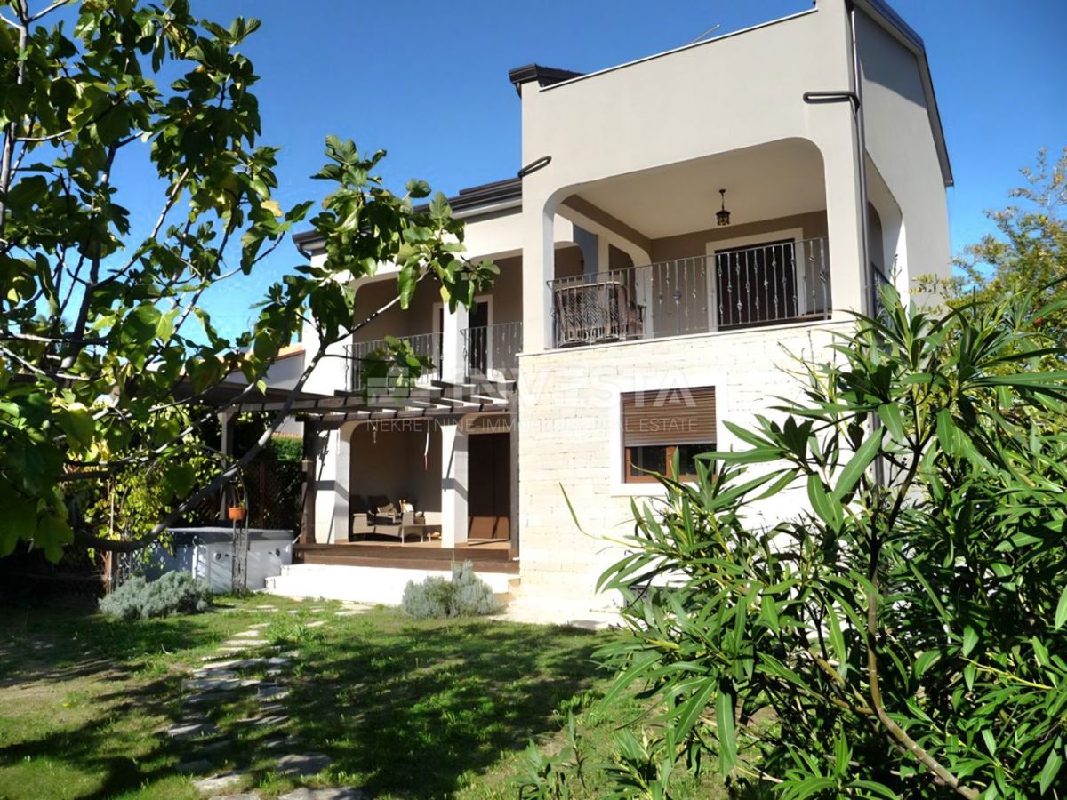 Umag, villa arredata in una posizione esclusiva vicino al mare