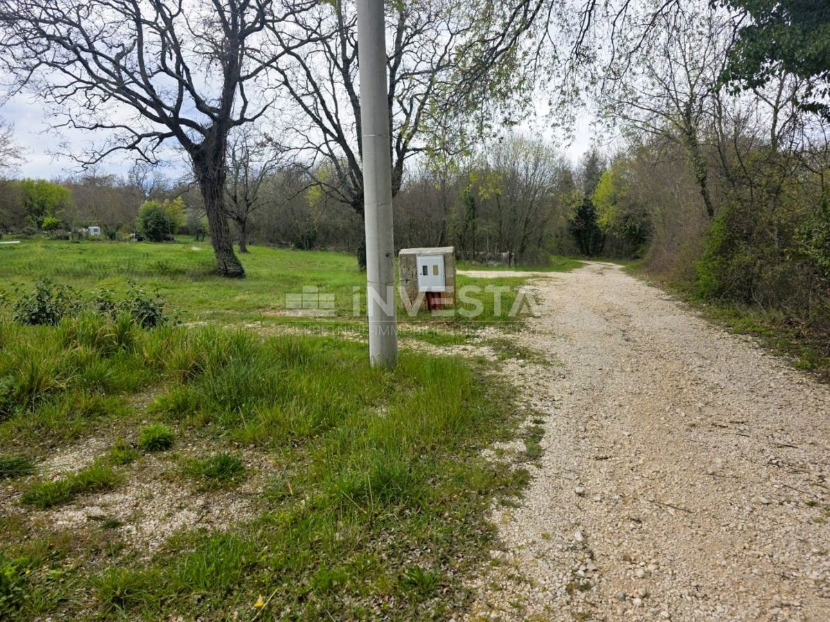 Zona di Kanfanar – terreno edificabile di 547 m² in un ambiente tranquillo