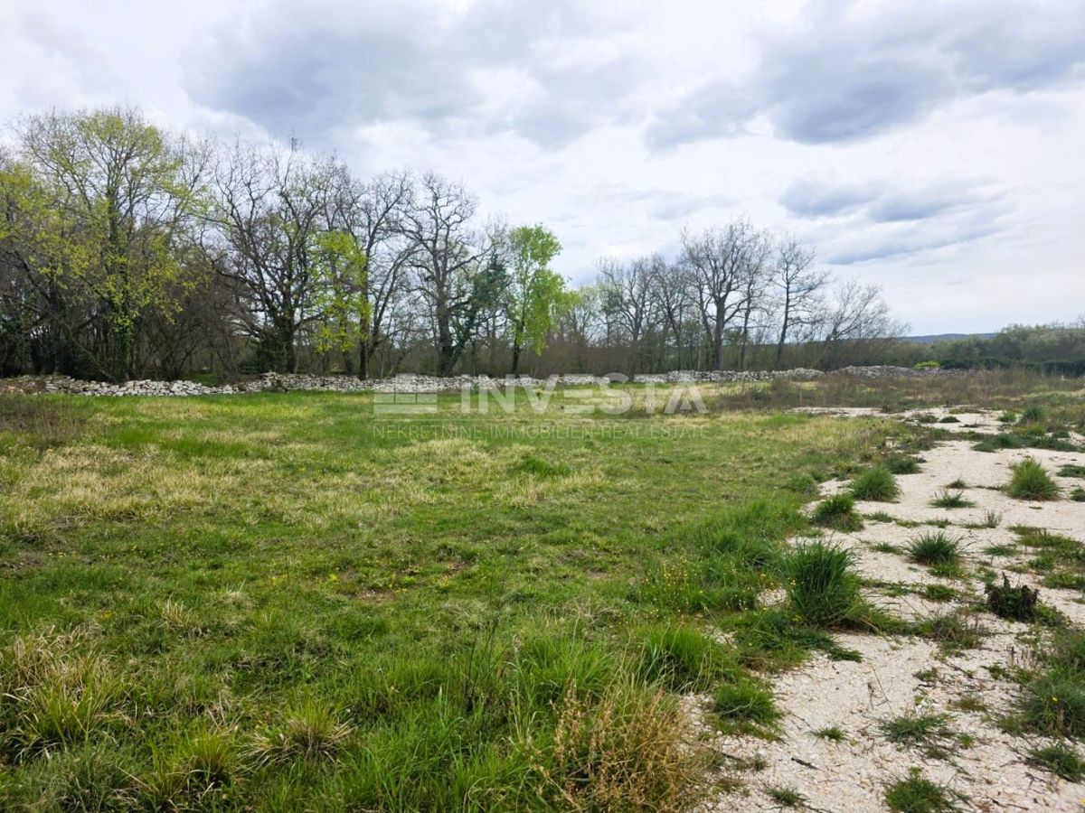 Zona di Kanfanar – terreno edificabile di 547 m² in un ambiente tranquillo