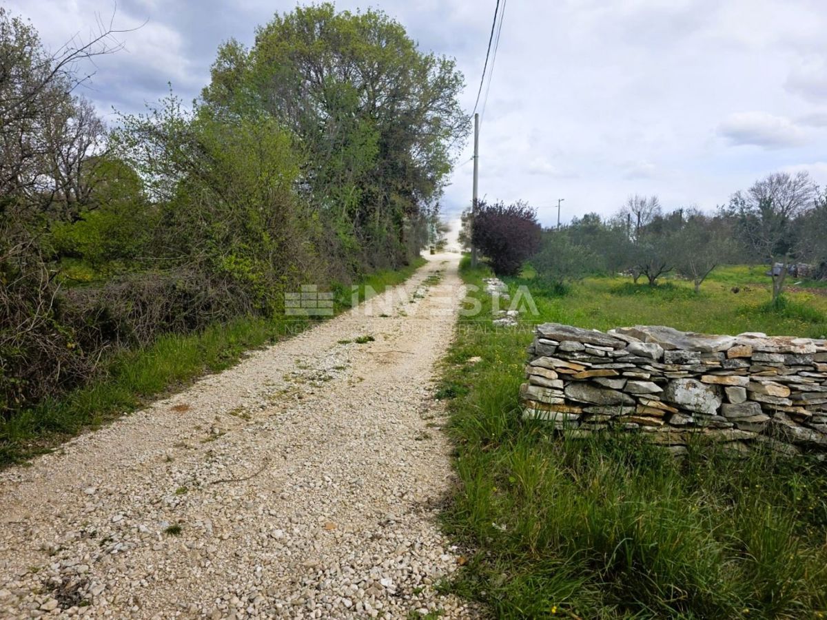 Zona di Kanfanar – terreno edificabile di 547 m² in un ambiente tranquillo