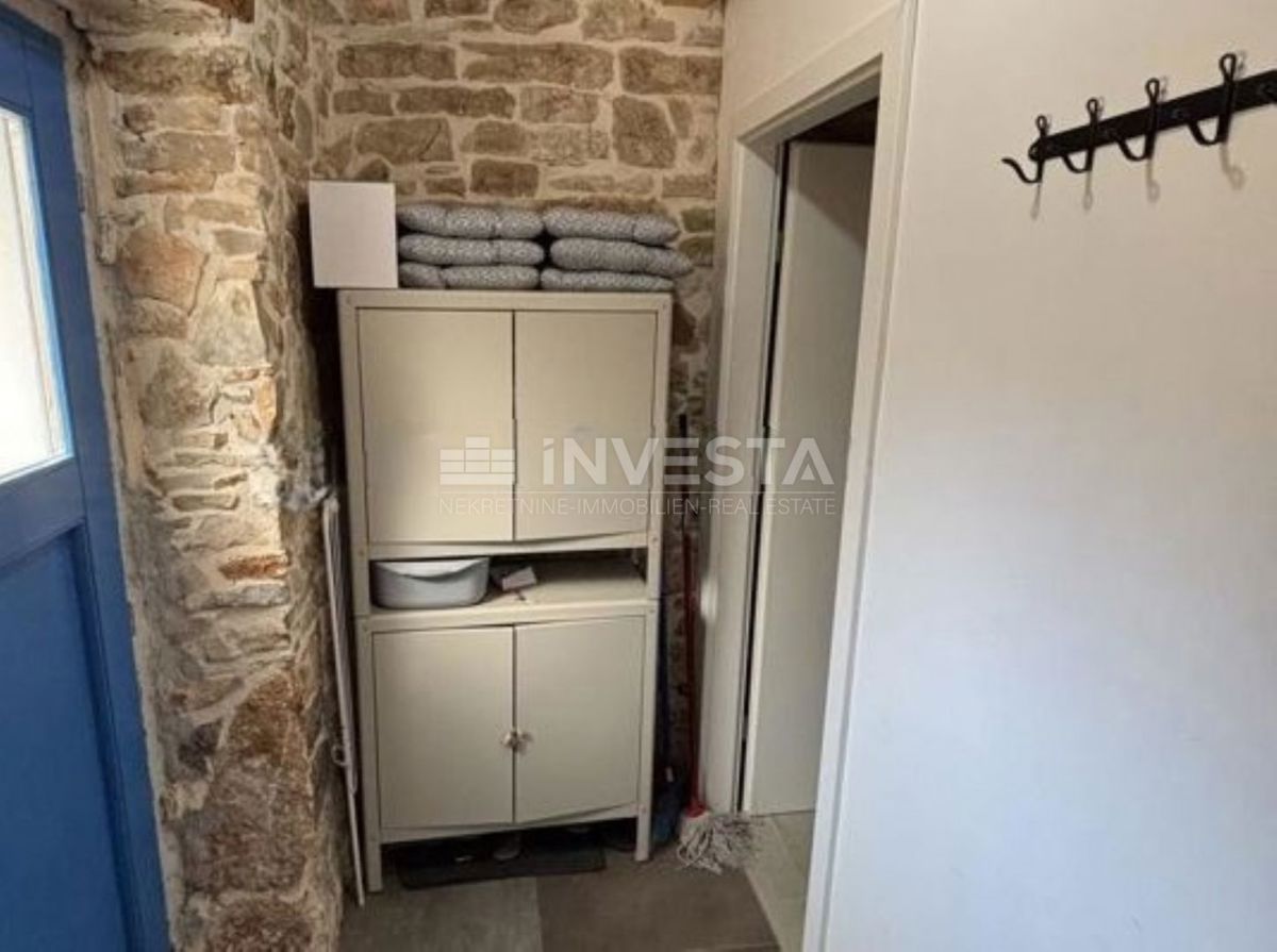 Peroj, casa in pietra con un piccolo cortile nel centro storico