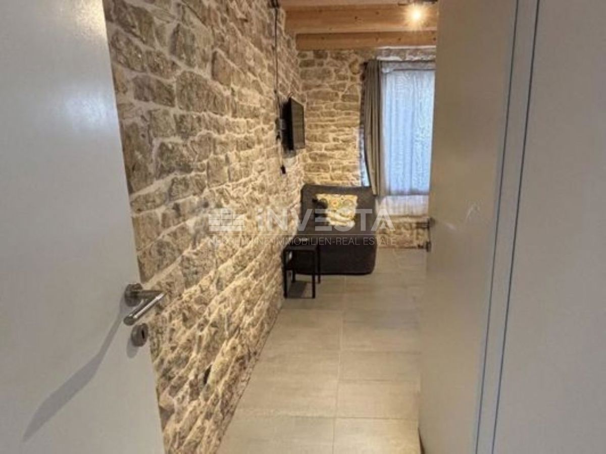 Peroj, casa in pietra con un piccolo cortile nel centro storico