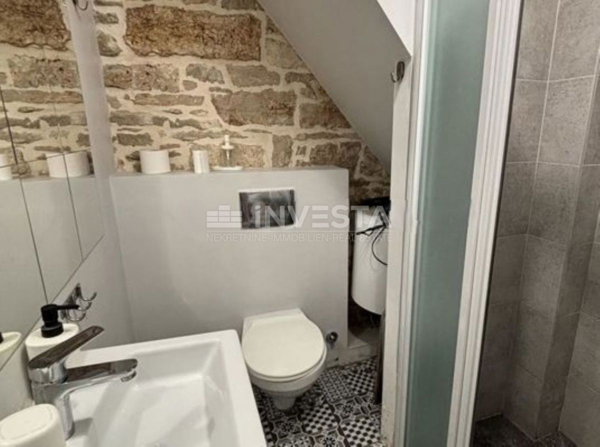 Peroj, casa in pietra con un piccolo cortile nel centro storico