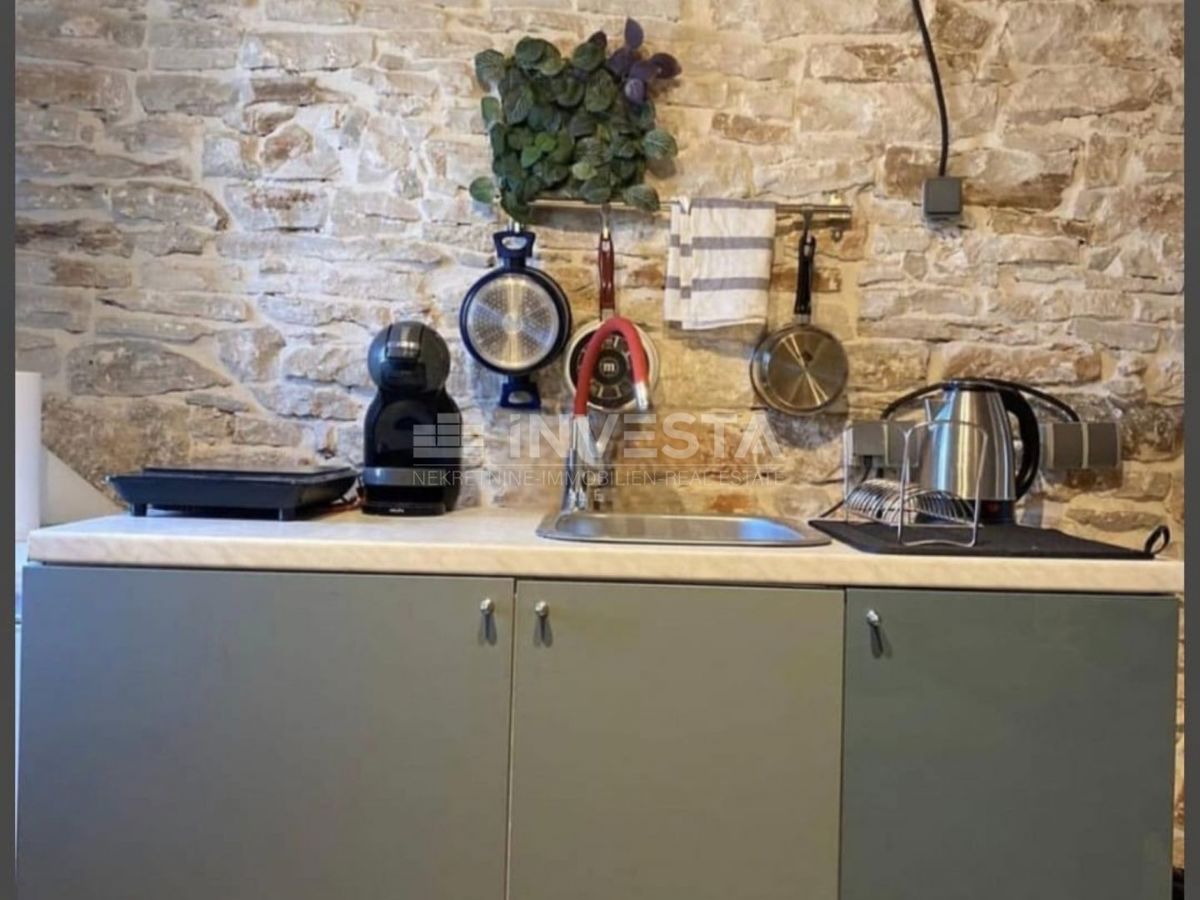 Peroj, casa in pietra con un piccolo cortile nel centro storico