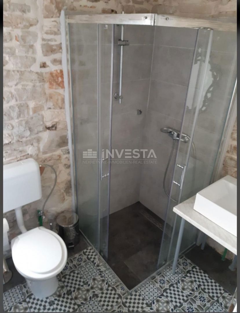 Peroj, casa in pietra con un piccolo cortile nel centro storico