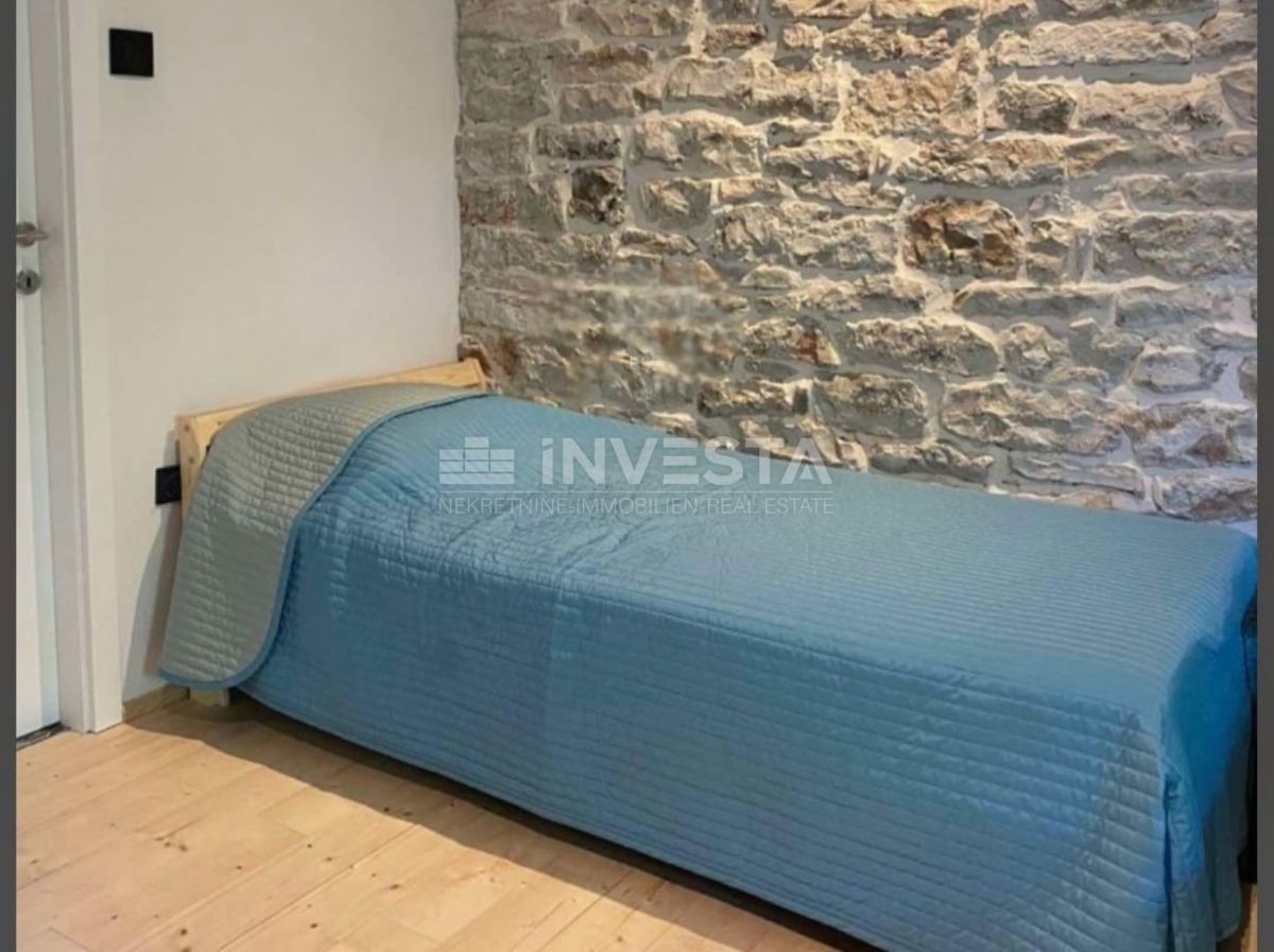 Peroj, casa in pietra con un piccolo cortile nel centro storico