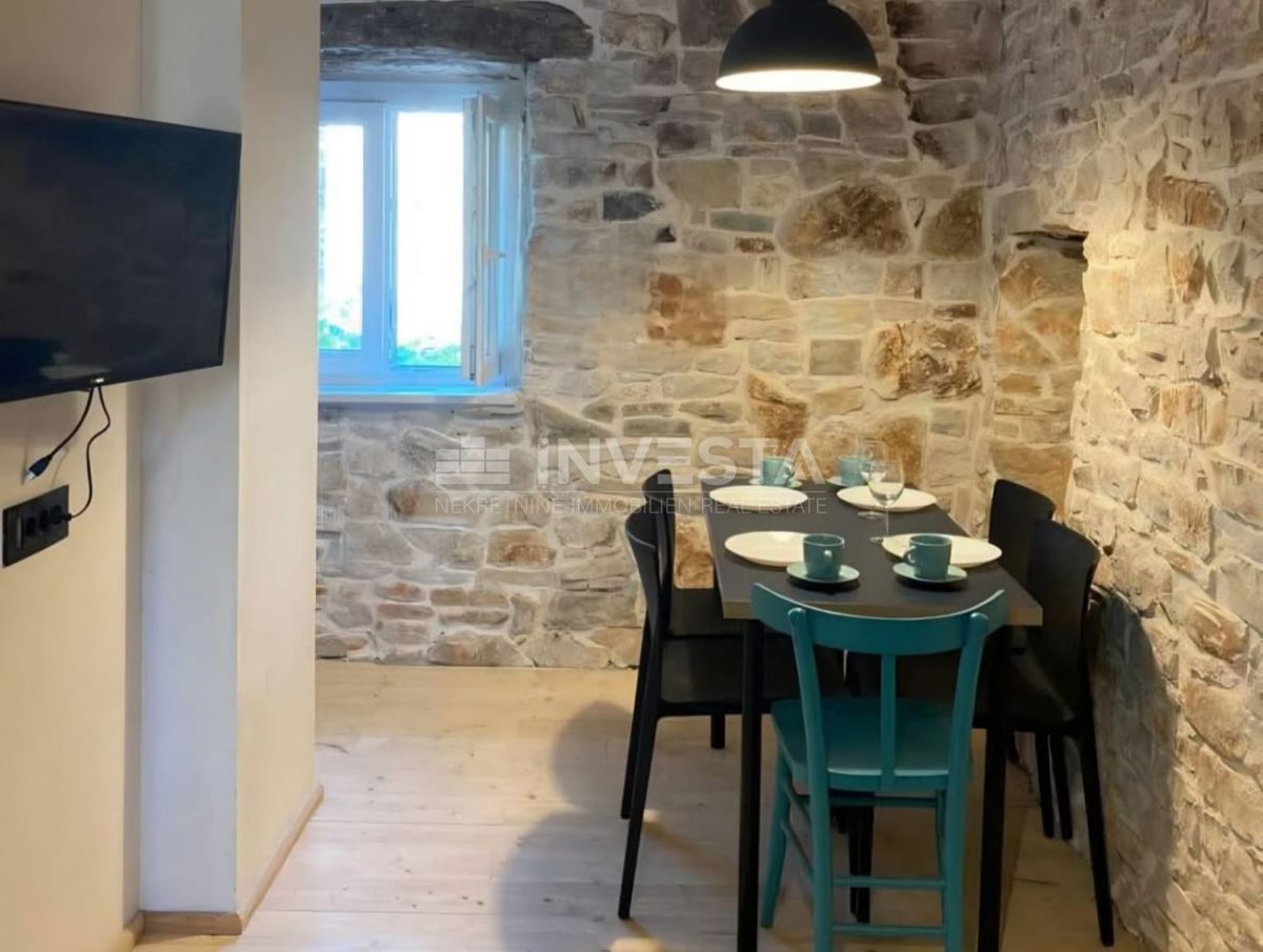 Peroj, casa in pietra con un piccolo cortile nel centro storico