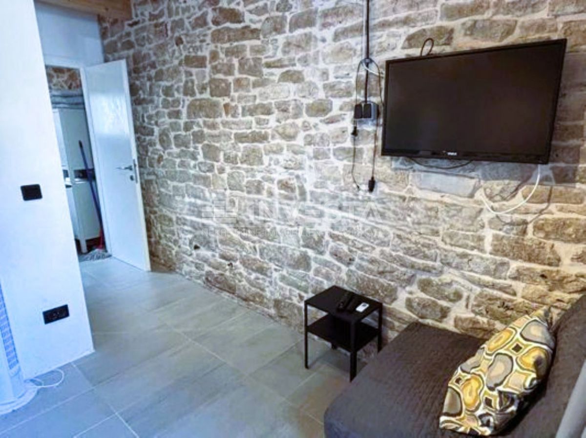 Peroj, casa in pietra con un piccolo cortile nel centro storico