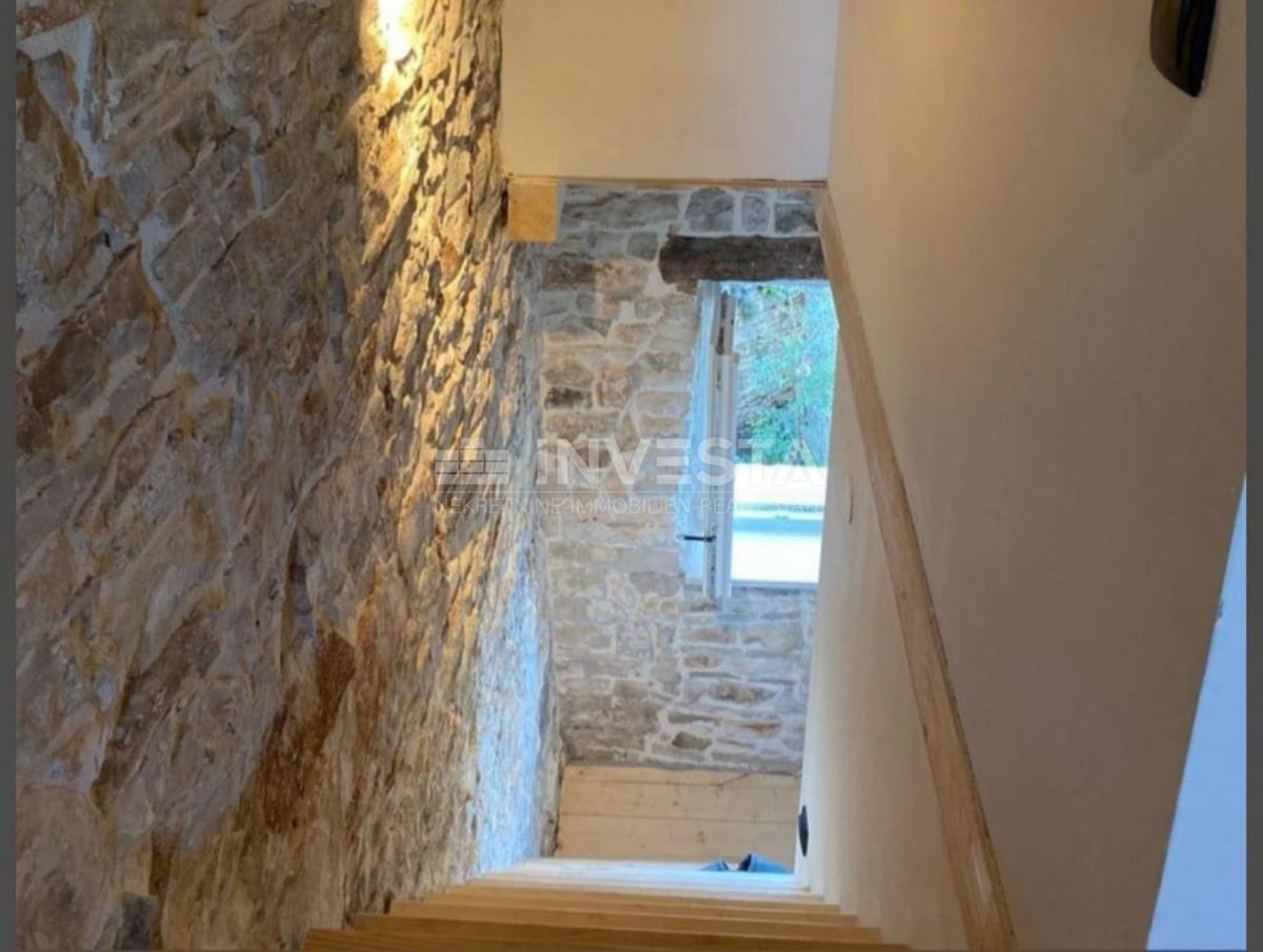 Peroj, casa in pietra con un piccolo cortile nel centro storico