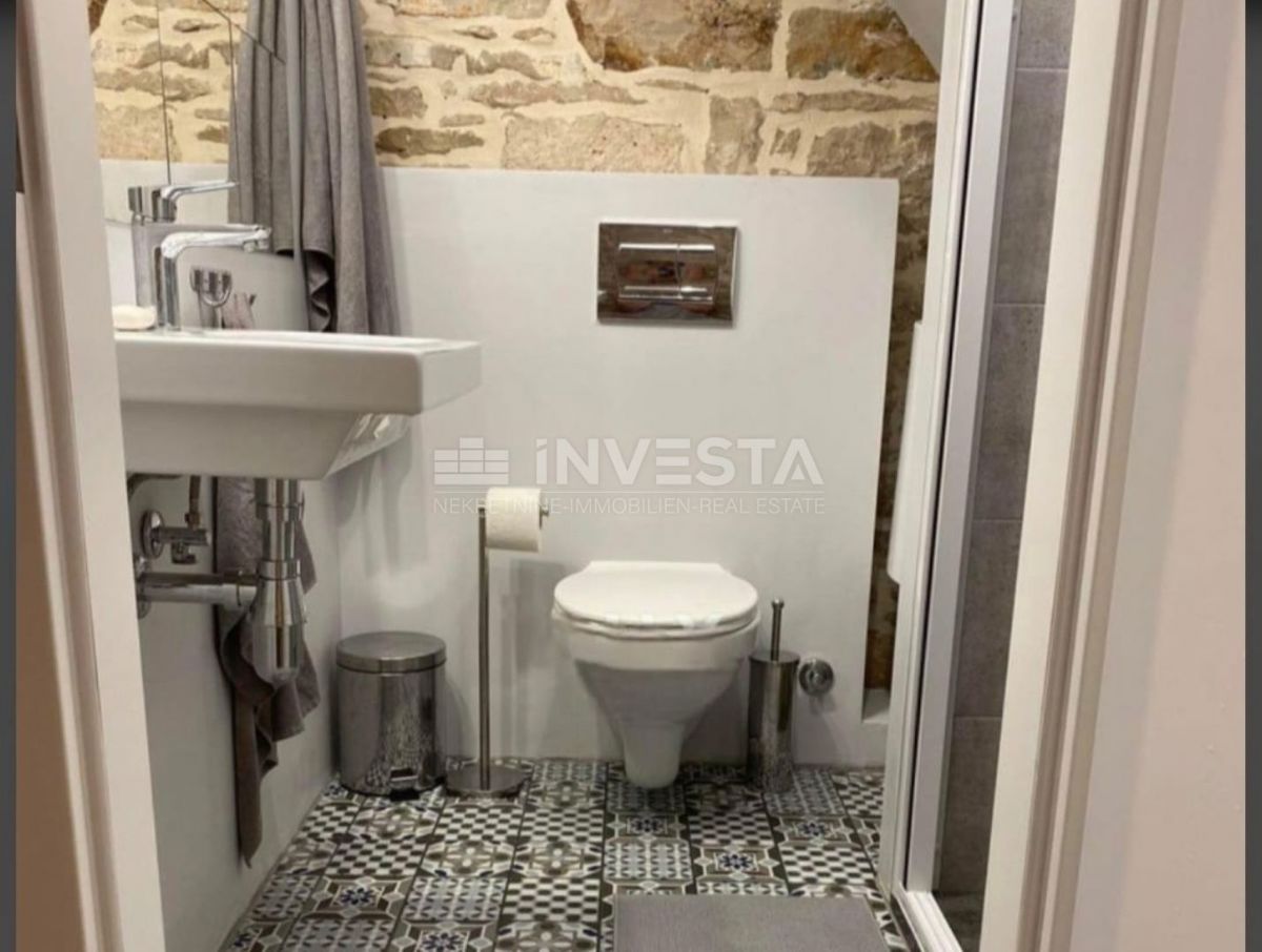 Peroj, casa in pietra con un piccolo cortile nel centro storico