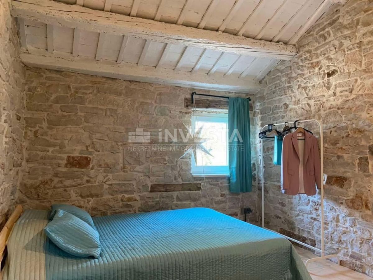 Peroj, casa in pietra con un piccolo cortile nel centro storico