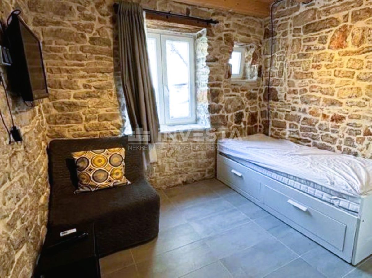 Peroj, casa in pietra con un piccolo cortile nel centro storico