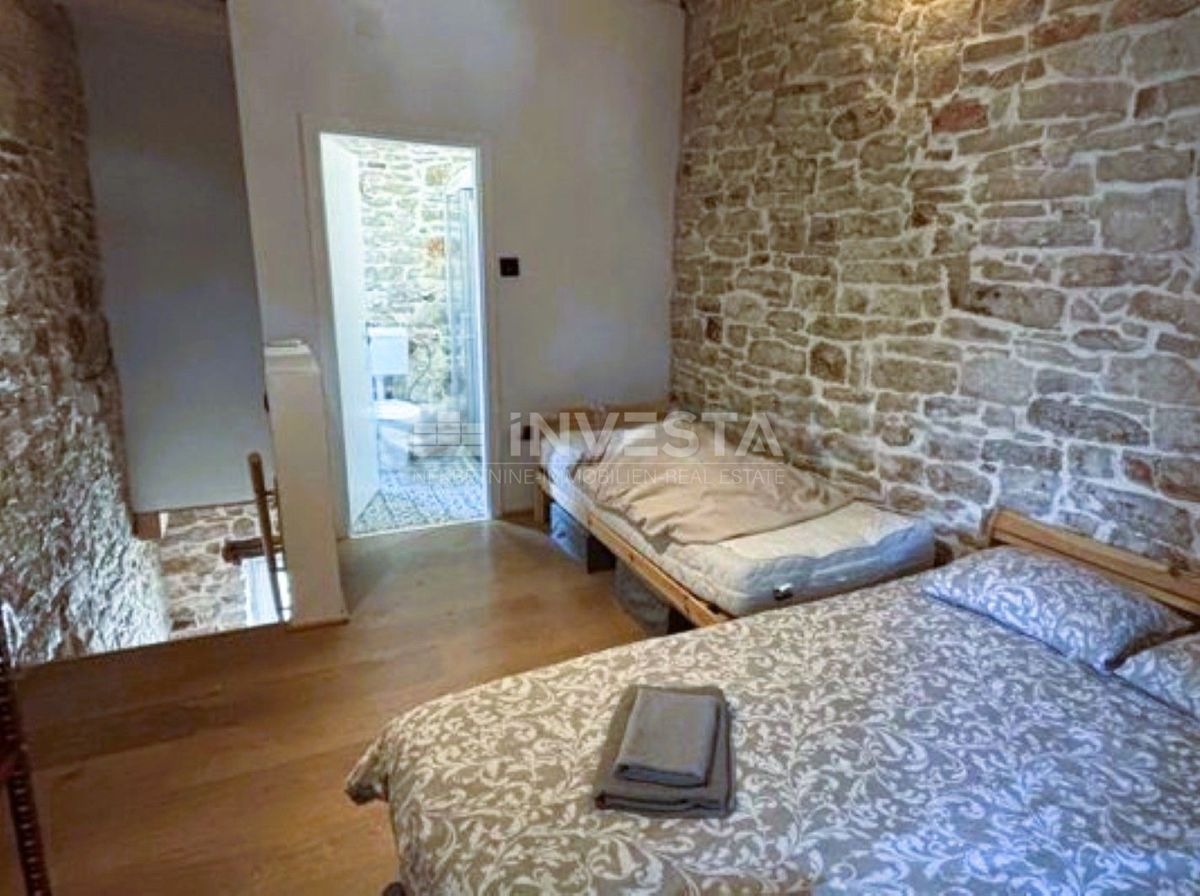 Peroj, casa in pietra con un piccolo cortile nel centro storico