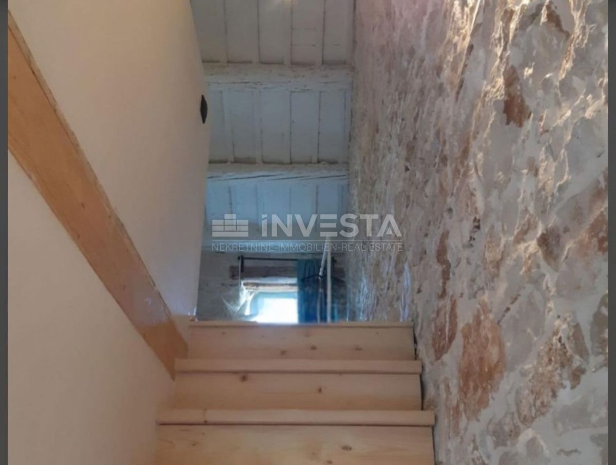 Peroj, casa in pietra con un piccolo cortile nel centro storico