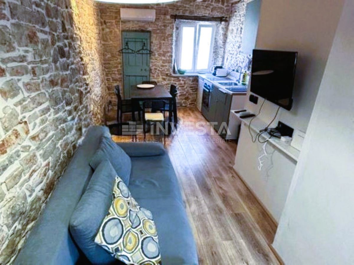 Peroj, casa in pietra con un piccolo cortile nel centro storico