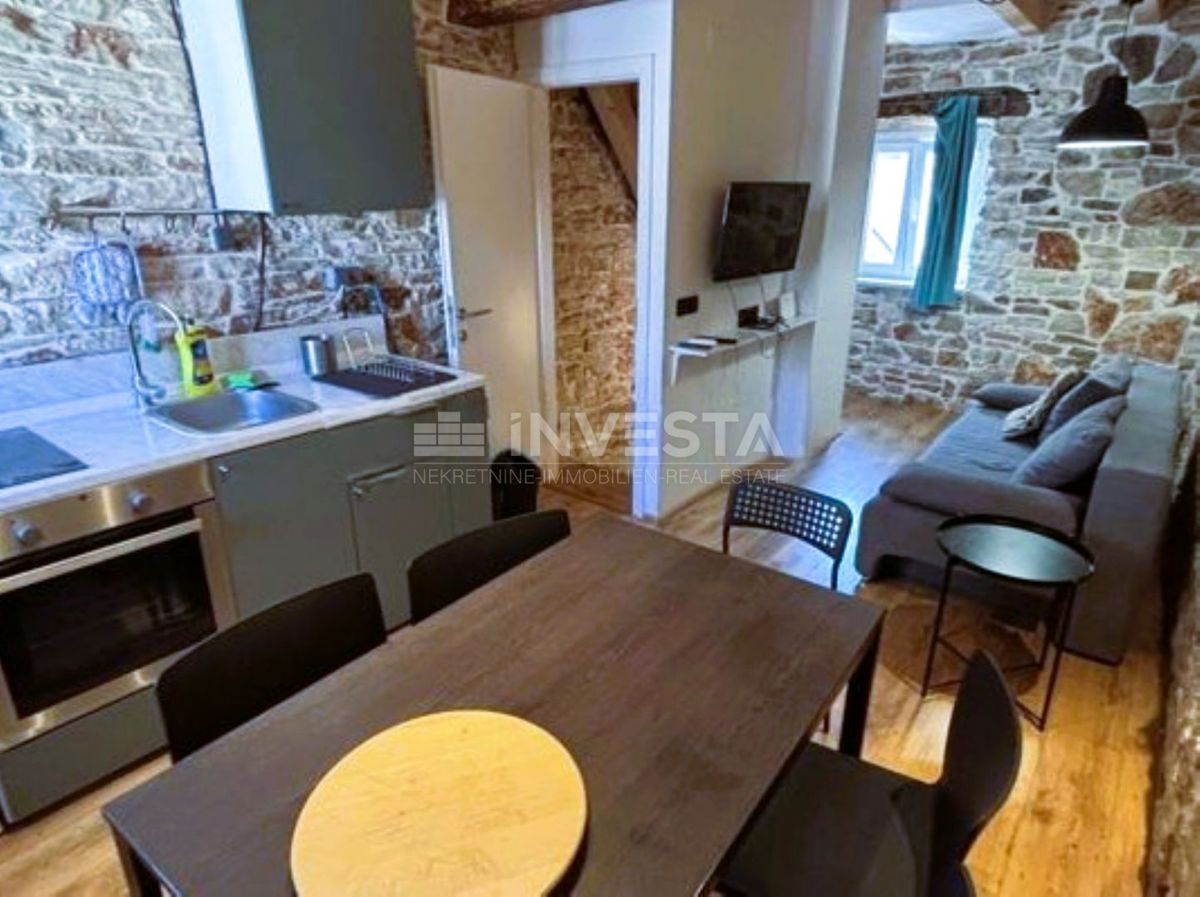 Peroj, casa in pietra con un piccolo cortile nel centro storico