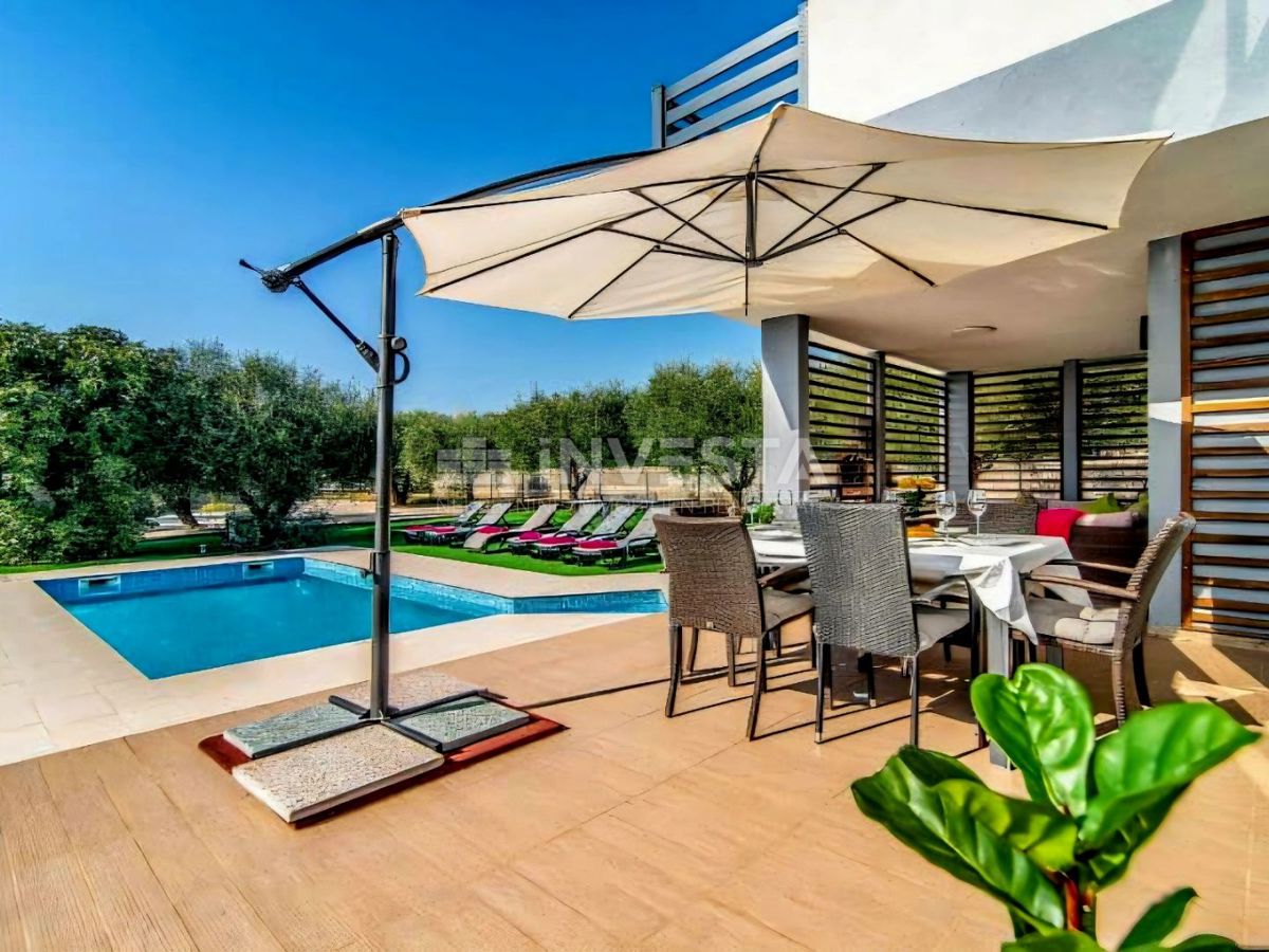 Vodnjan, villa impressionante con piscina riscaldata, ampio giardino