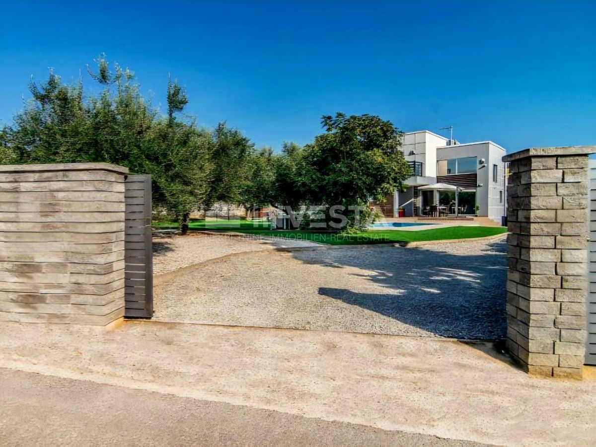 Vodnjan, villa impressionante con piscina riscaldata, ampio giardino