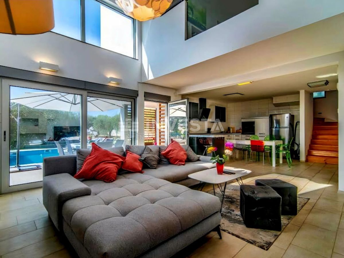 Vodnjan, villa impressionante con piscina riscaldata, ampio giardino