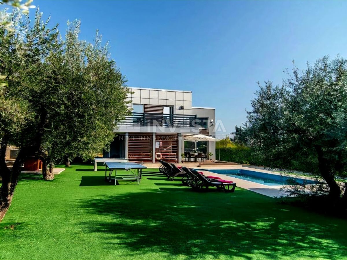 Vodnjan, villa impressionante con piscina riscaldata, ampio giardino