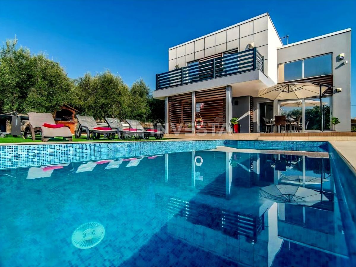 Vodnjan, villa impressionante con piscina riscaldata, ampio giardino