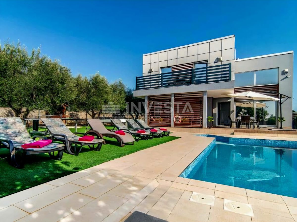 Vodnjan, villa impressionante con piscina riscaldata, ampio giardino