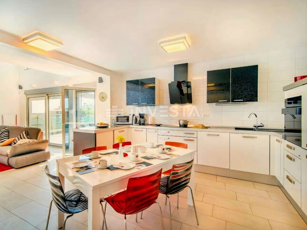 Vodnjan, villa impressionante con piscina riscaldata, ampio giardino