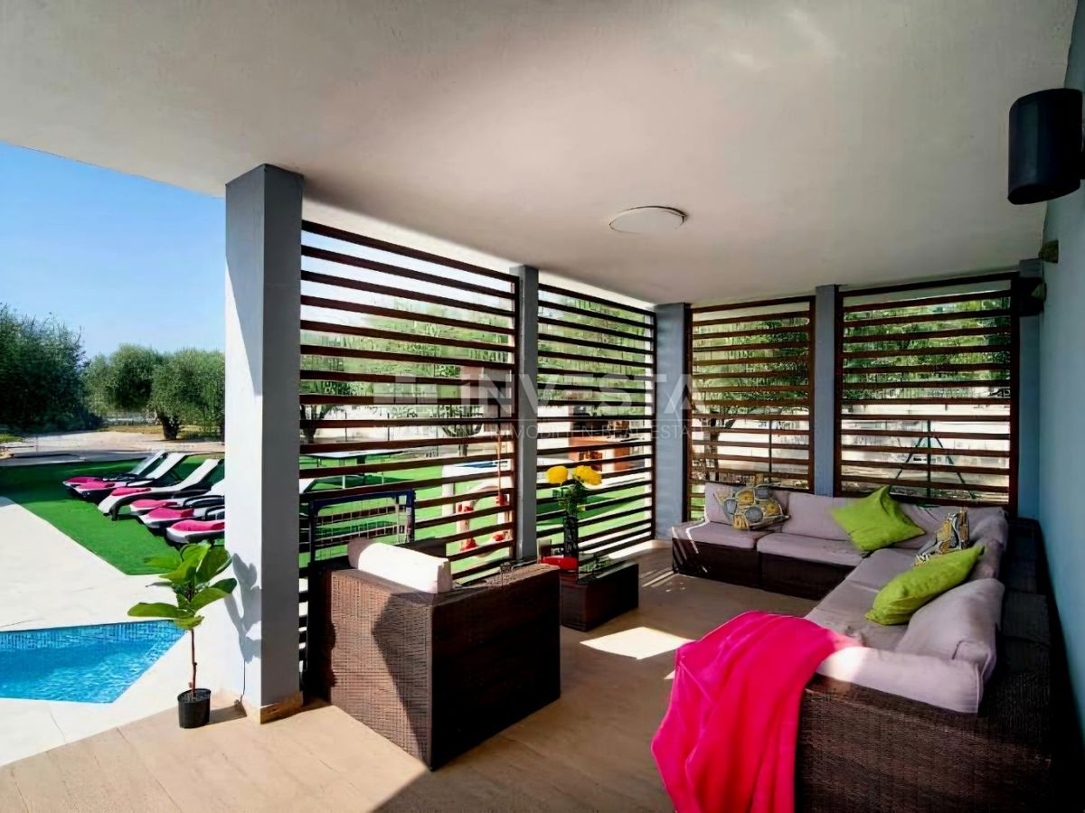 Vodnjan, villa impressionante con piscina riscaldata, ampio giardino