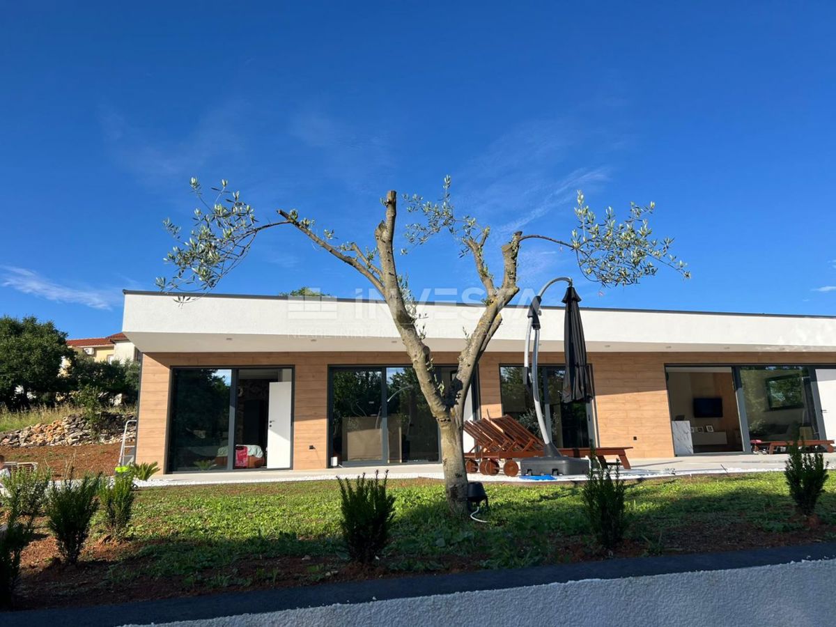 Dintorni di Labina, moderna villa al piano terra di 2 unità abitative, NUOVA!