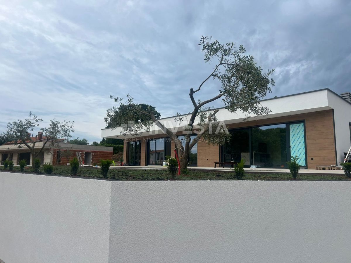 Dintorni di Labina, moderna villa al piano terra di 2 unità abitative, NUOVA!