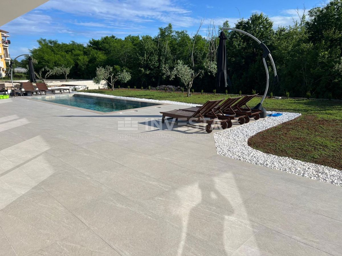 Dintorni di Labina, moderna villa al piano terra di 2 unità abitative, NUOVA!