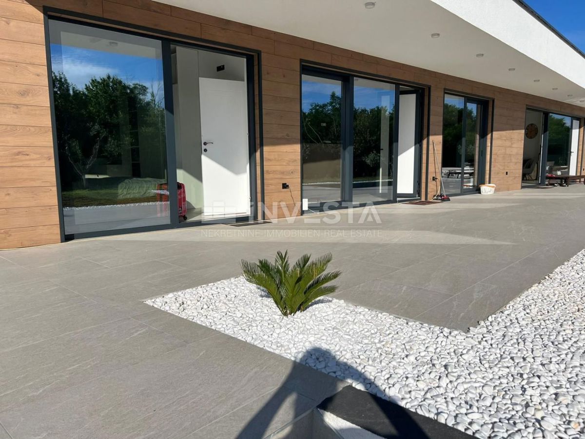 Dintorni di Labina, moderna villa al piano terra di 2 unità abitative, NUOVA!
