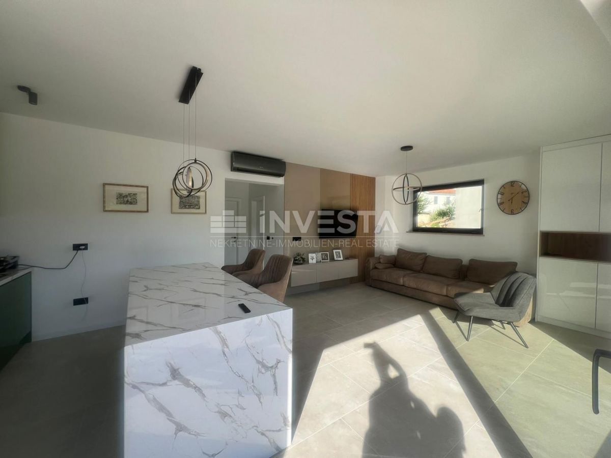 Dintorni di Labina, moderna villa al piano terra di 2 unità abitative, NUOVA!