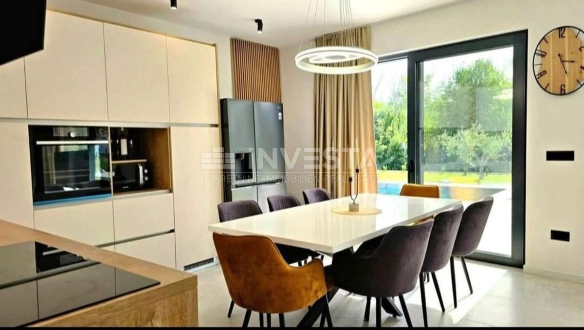 Dintorni di Labina, moderna villa al piano terra di 2 unità abitative, NUOVA!