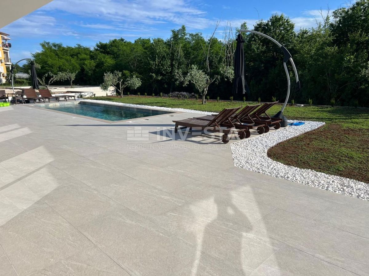 Dintorni di Labina, moderna villa al piano terra di 2 unità abitative, NUOVA!