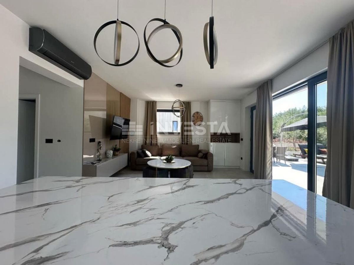 Dintorni di Labina, moderna villa al piano terra di 2 unità abitative, NUOVA!