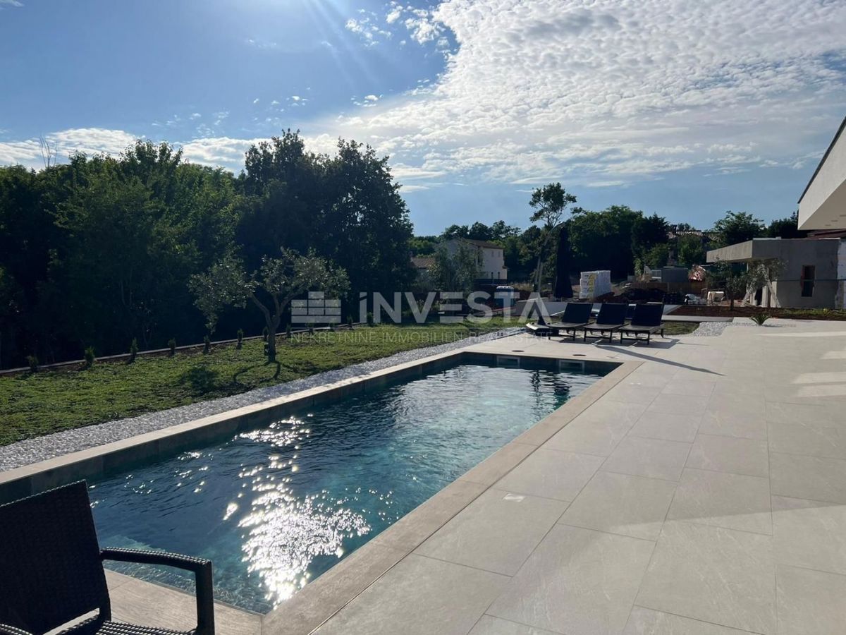 Dintorni di Labina, moderna villa al piano terra di 2 unità abitative, NUOVA!