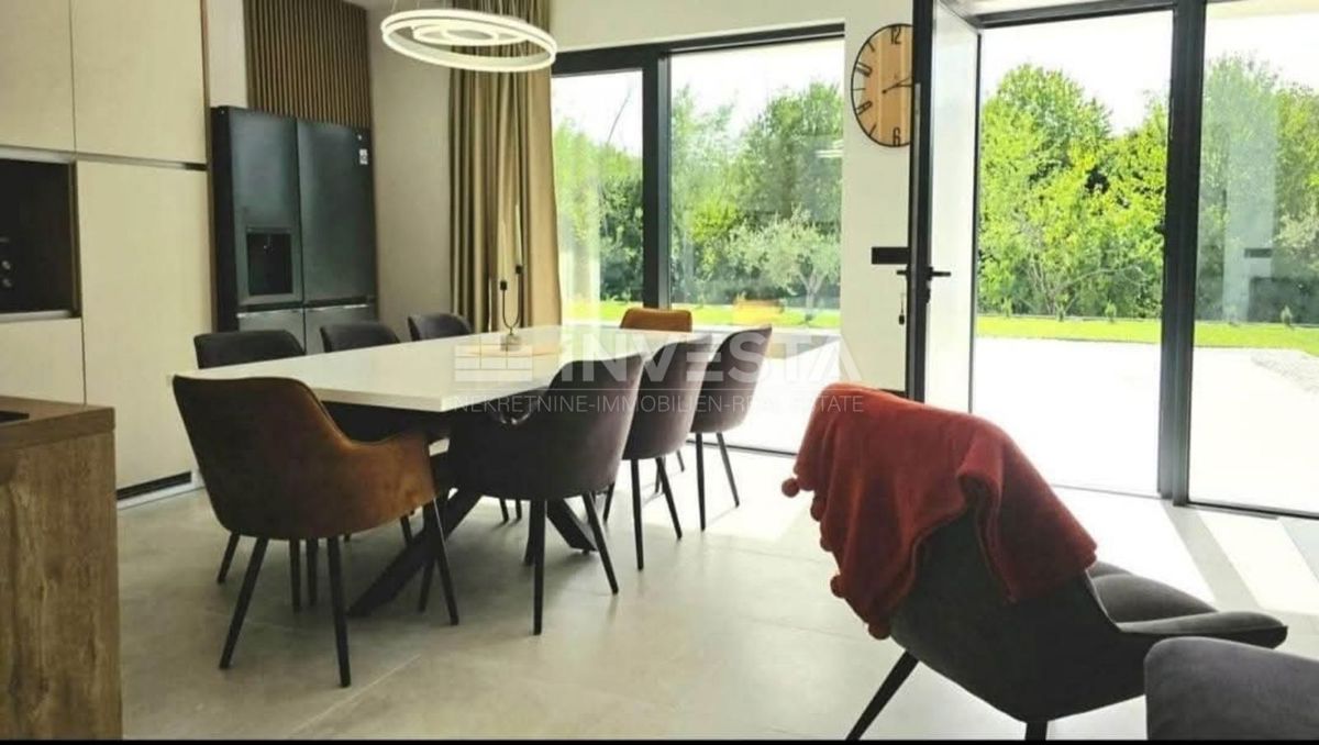 Dintorni di Labina, moderna villa al piano terra di 2 unità abitative, NUOVA!