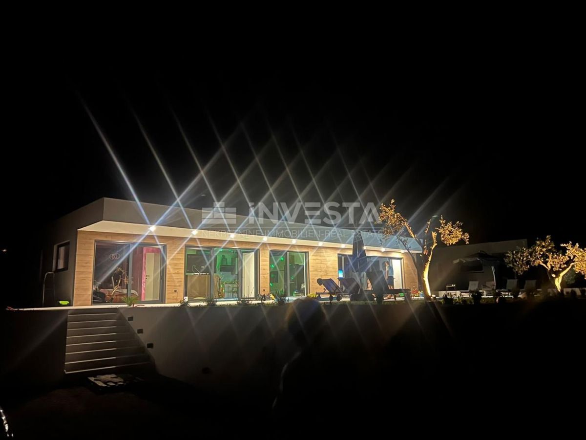 Dintorni di Labina, moderna villa al piano terra di 2 unità abitative, NUOVA!