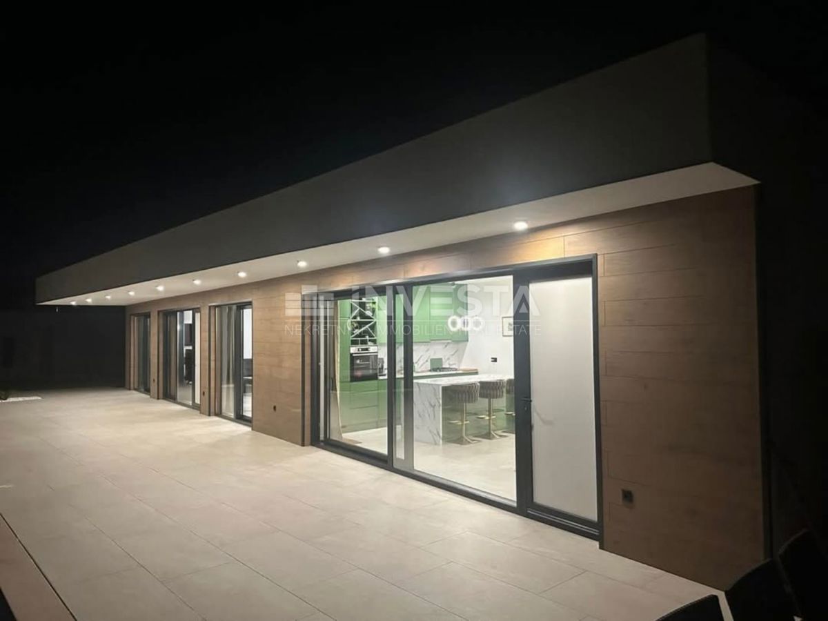 Dintorni di Labina, moderna villa al piano terra di 2 unità abitative, NUOVA!