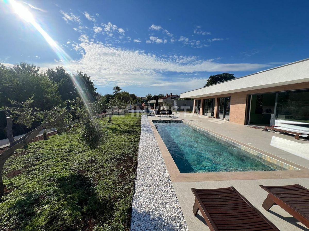 Dintorni di Labina, moderna villa al piano terra di 2 unità abitative, NUOVA!