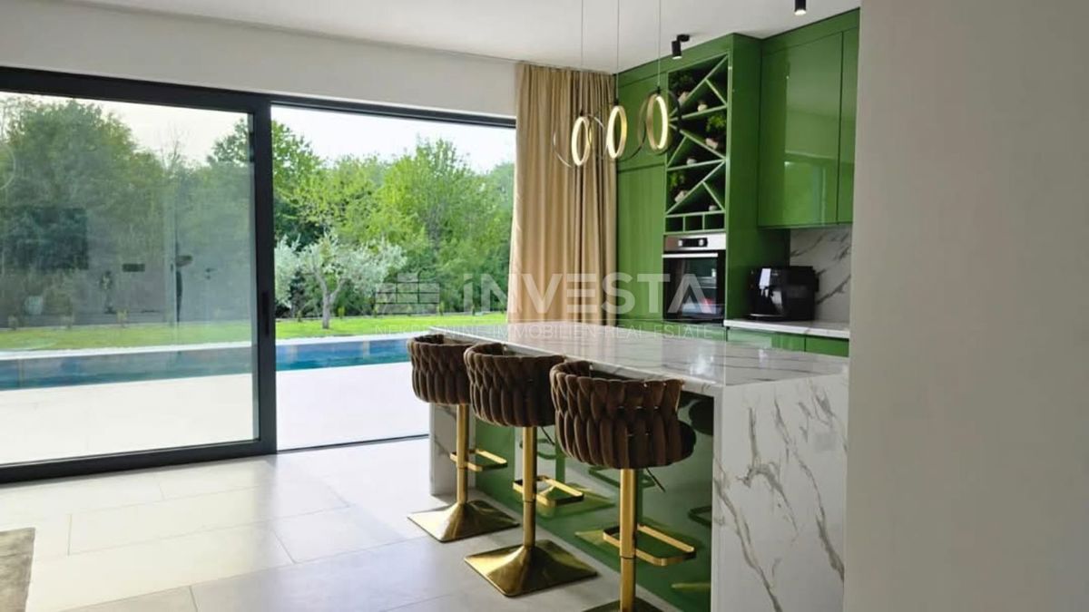 Dintorni di Labina, moderna villa al piano terra di 2 unità abitative, NUOVA!