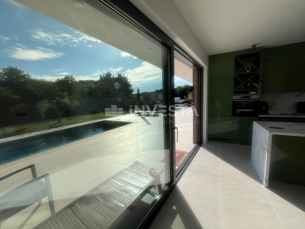 Dintorni di Labina, moderna villa al piano terra di 2 unità abitative, NUOVA!