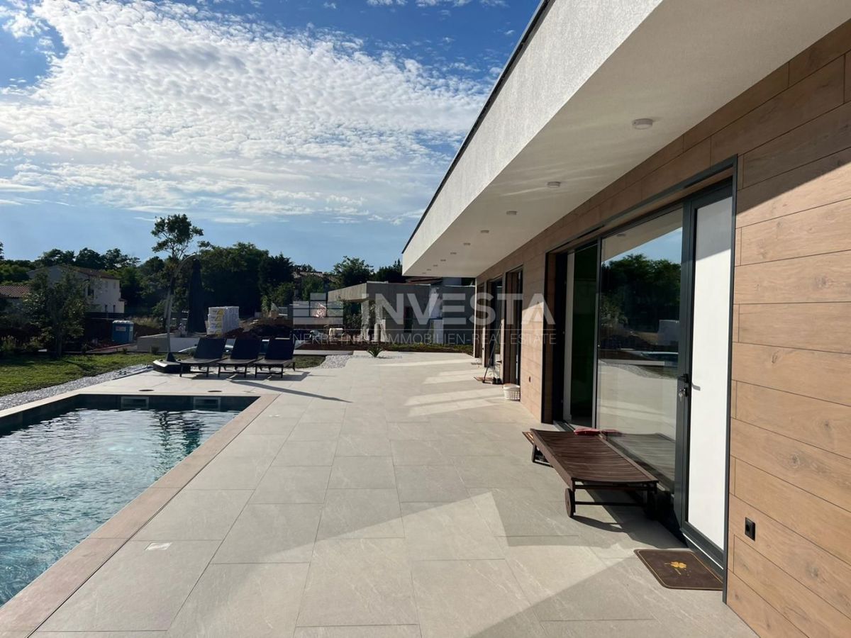 Dintorni di Labina, moderna villa al piano terra di 2 unità abitative, NUOVA!