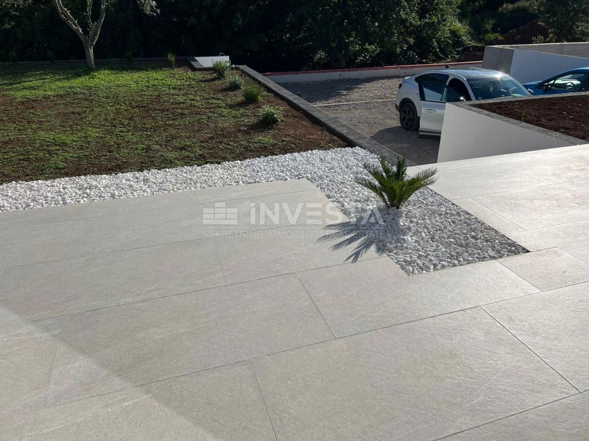 Dintorni di Labina, moderna villa al piano terra di 2 unità abitative, NUOVA!