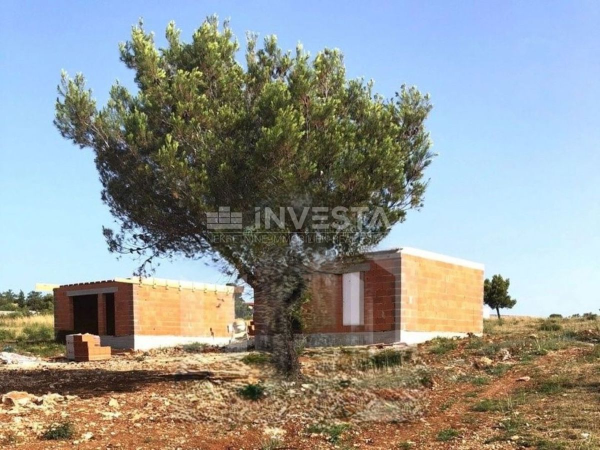 Pomer, grande terreno agricolo con due edifici