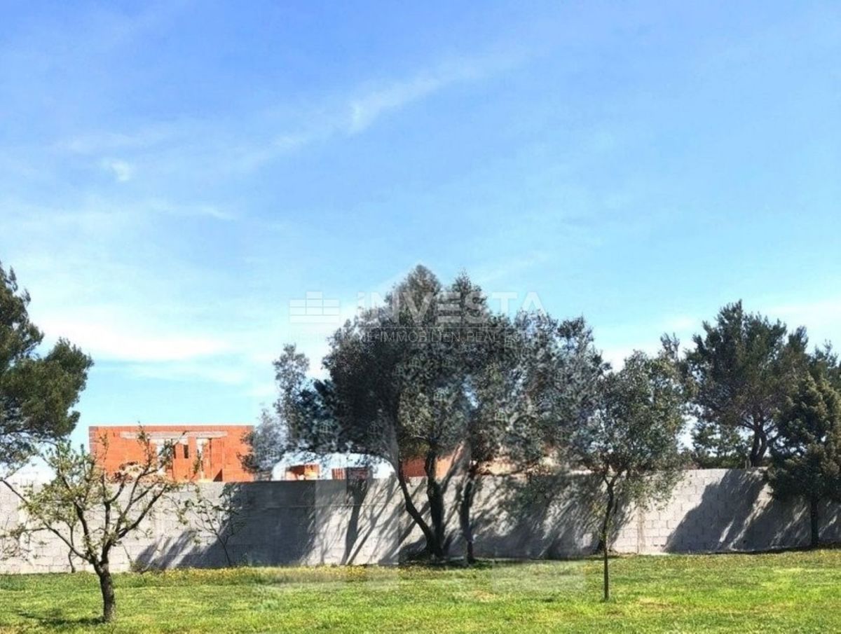 Pomer, grande terreno agricolo con due edifici